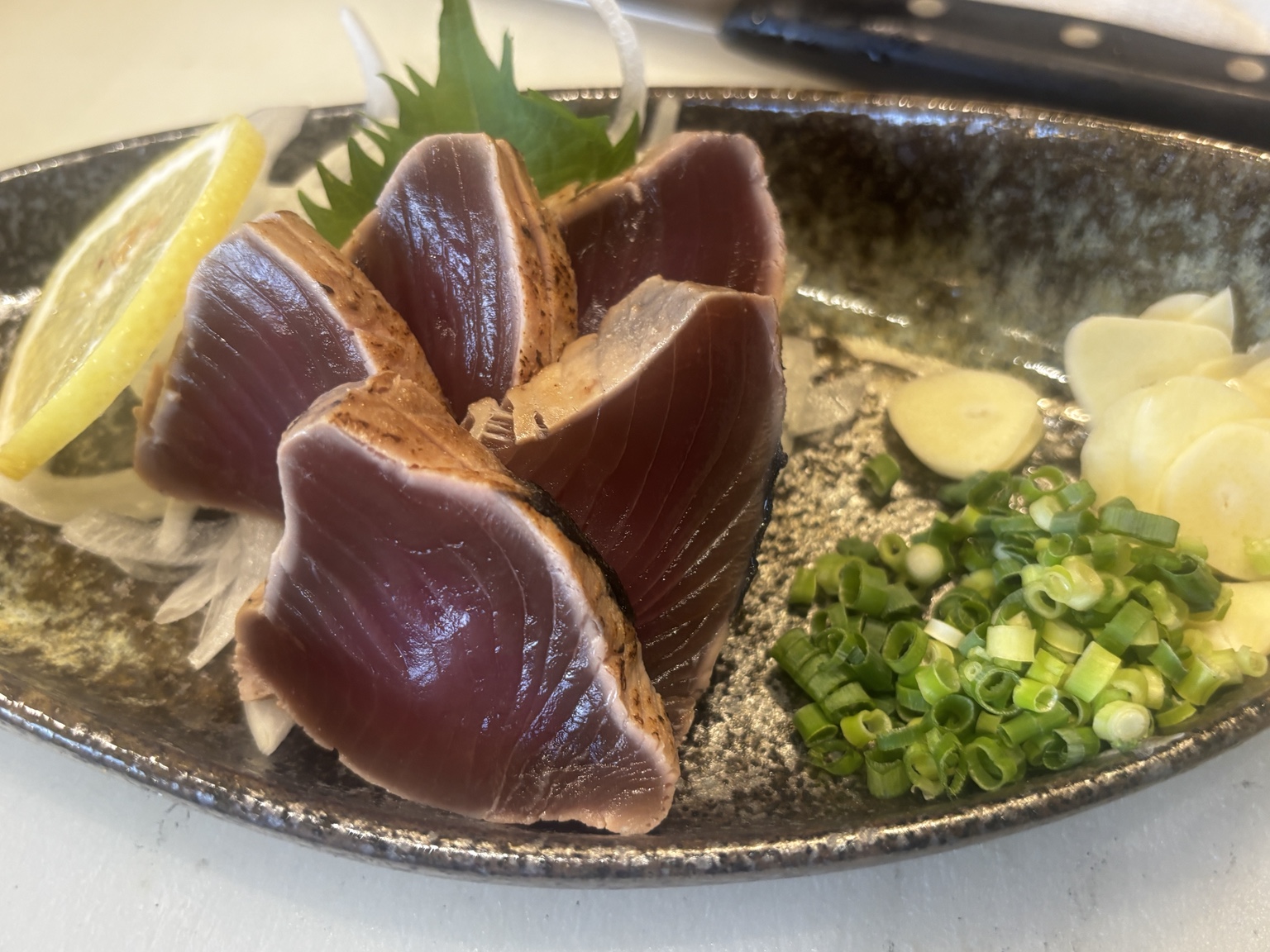 九州直送のカツオを藁で焼き、薬味と盛り付けたカツオの藁焼き