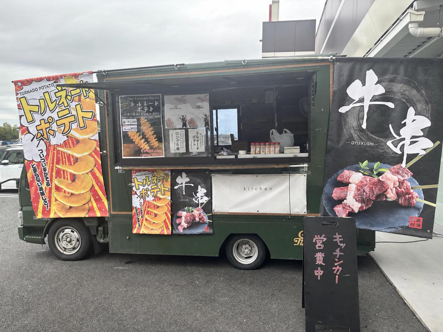 イベント会場に出店した九べゑのキッチンカー